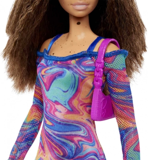 Tenue audacieuse au marbrage arc‑en‑ciel