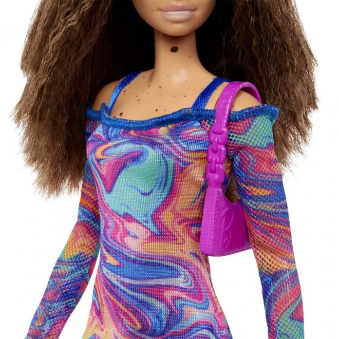 Poupée Barbie Fashionistas aux cheveux ondulés et avec des taches de rousseur