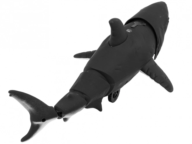 Requin noir télécommandé infrarouge se déplaçant dans l'eau avec sa queue