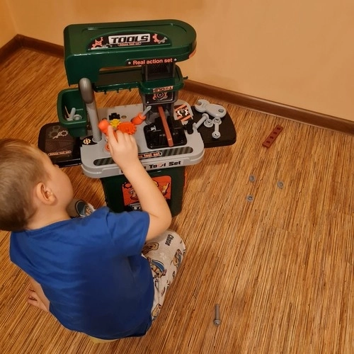 Atelier pour enfants avec outils et valise