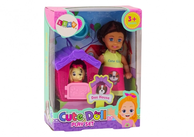 Mini poupée avec de longs cheveux et jupe colorée avec un chien et une niche