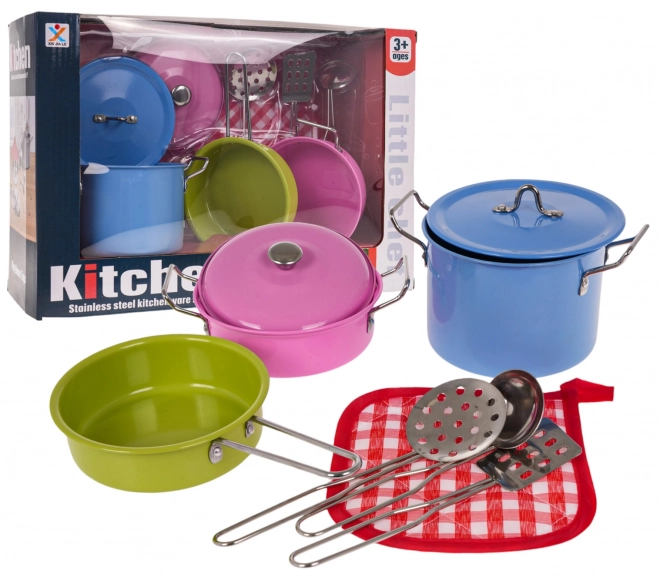 Casseroles en métal colorées et ustensiles de cuisine