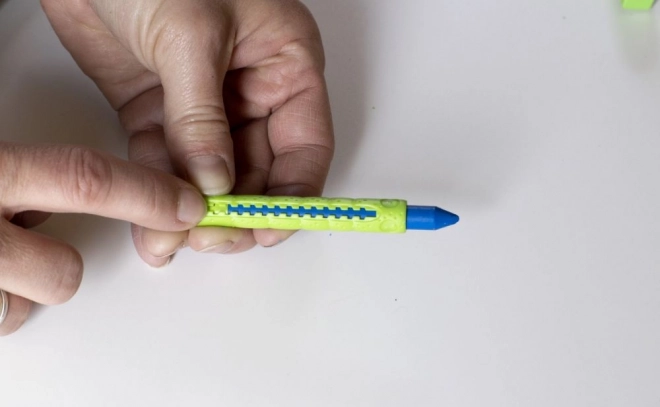 Pastels incassables dans une boîte en métal