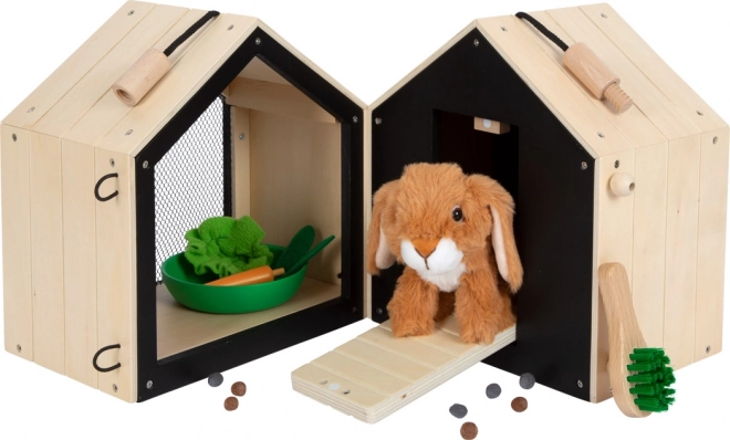 Petit pied Lapin en peluche dans un clapier avec enclos