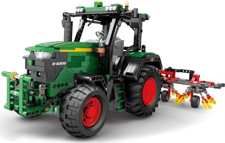 Tracteur réaliste avec herse