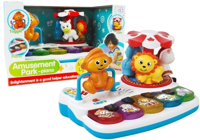 Pianino avec des petits animaux et un manège sur le terrain de jeu