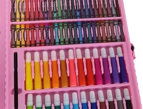 Grand ensemble de peinture dans une valise rose