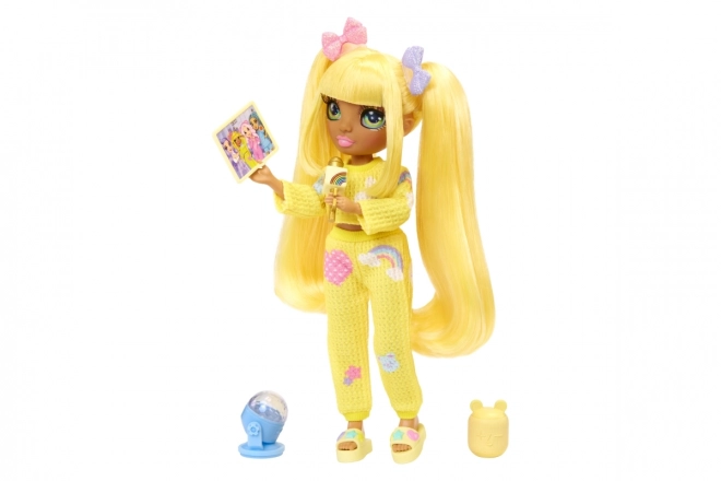 Rainbow High Junior Fashion poupée en pyjama - Sunny Madison