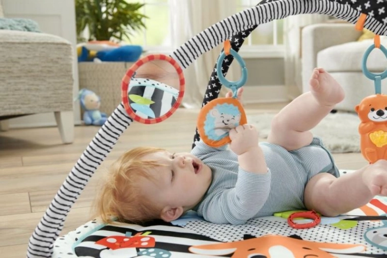 Jouets variés pour développer les sens et la motricité