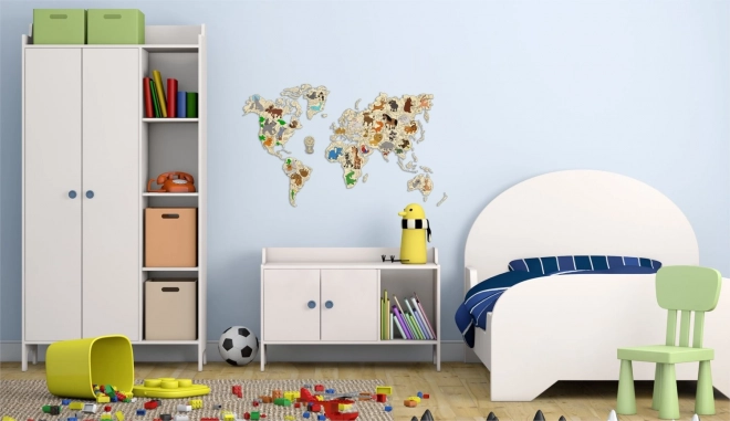 Carte du monde en bois avec animaux