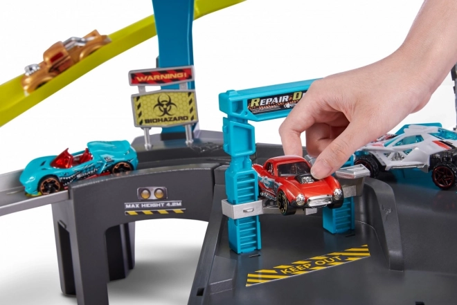 Circuit de voitures attaqué par l'araignée