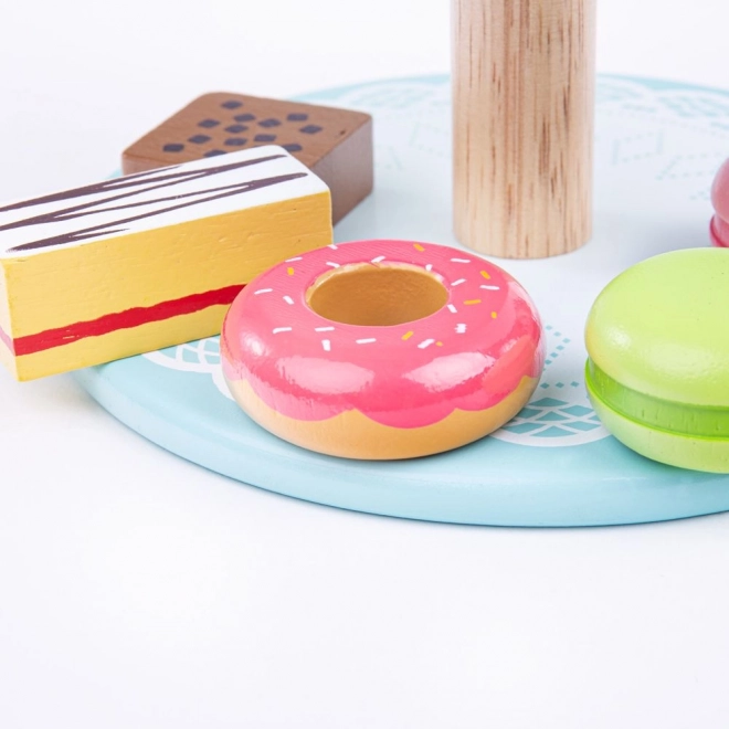 Support en bois avec gâteaux jouets