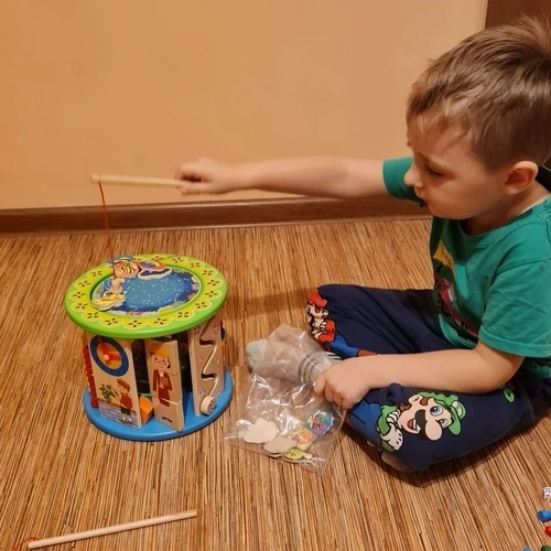 Cube en bois avec jeux pour enfants