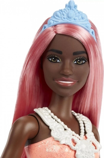 Cheveux roses et accessoires royaux