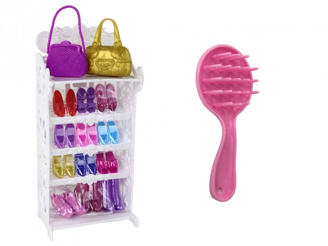 Poupée avec de longs cheveux blonds et accessoires