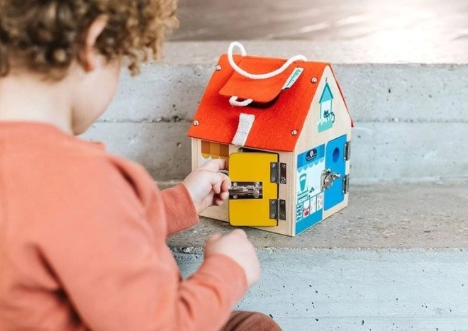 Lilliputiens – maison en bois avec verrous