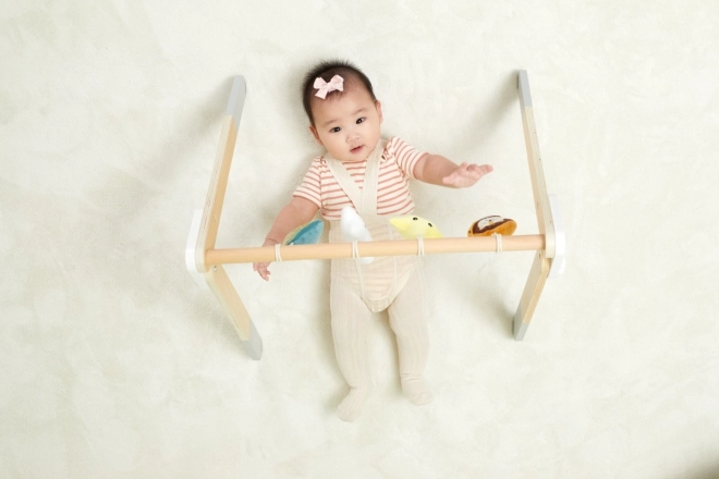 Portique en bois avec jouets