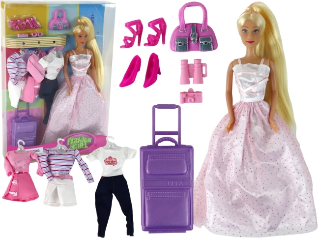 Poupée aux longs cheveux avec petite valise