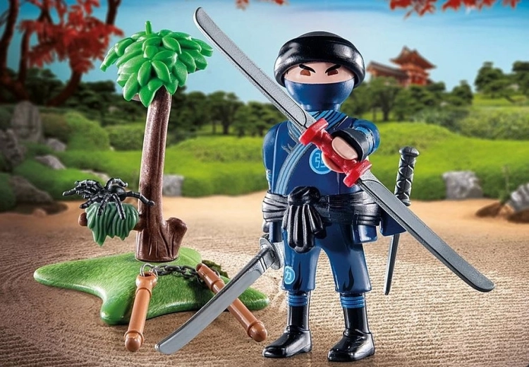 Ninja d’action avec équipement réaliste