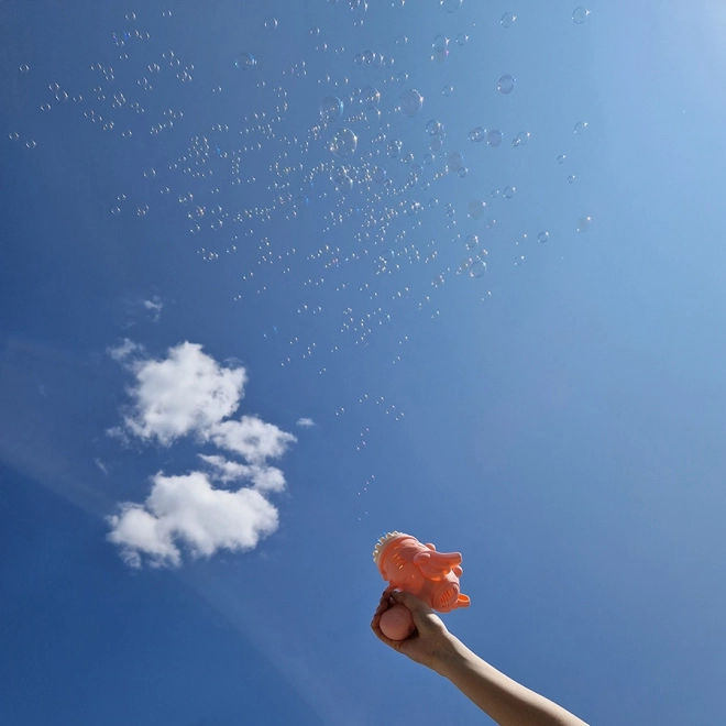Pistolet à bulles rose avec ailes