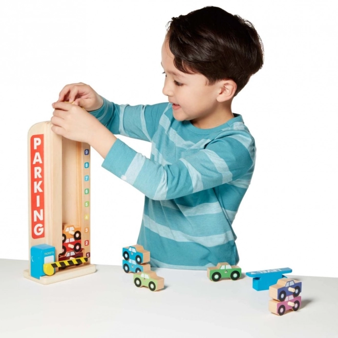 Tour de stationnement en bois avec petites voitures