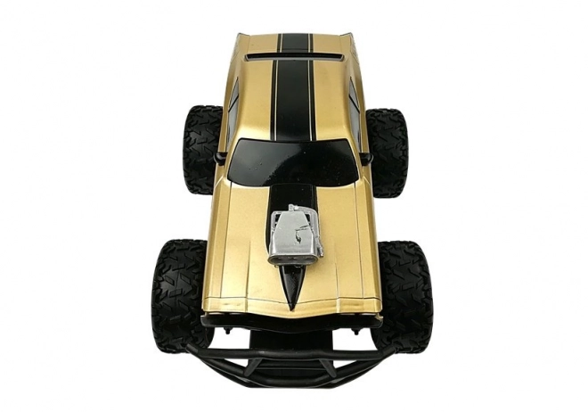 Voiture télécommandée avec roues hautes dorées