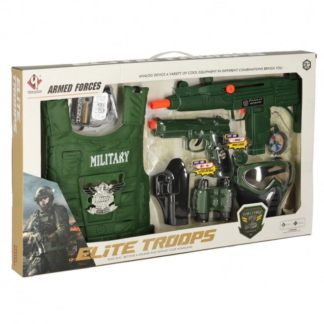Ensemble militaire avec gilet, fusil et jumelles