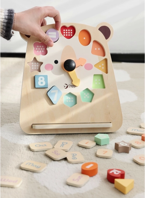 Horloge éducative en bois ourson Classic World 3‑en‑1 pour l’apprentissage de l’heure, du calcul et des dates