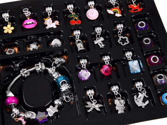 Kit pour la fabrication de bracelets avec breloques et perles