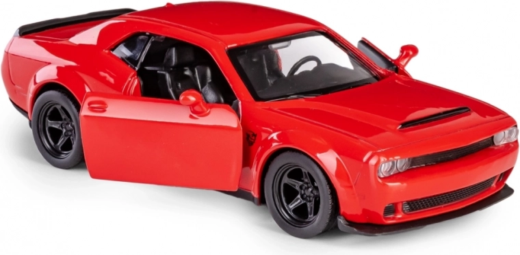 Portes ouvrantes et intérieur détaillé