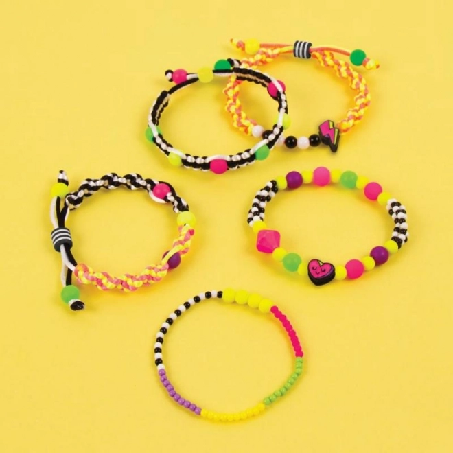 Fabrication de bracelets néon