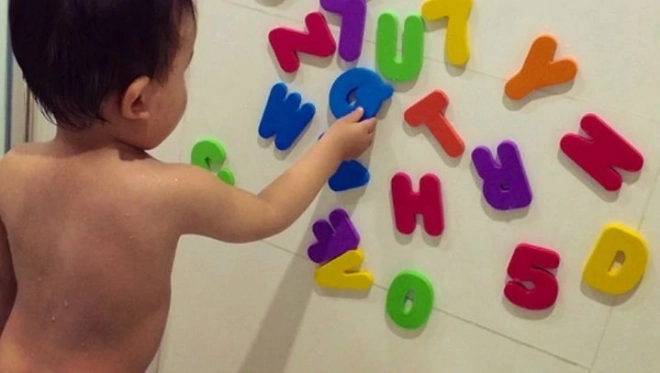 Lettres et chiffres en mousse pour l'eau