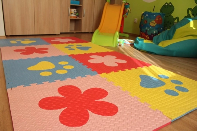 Tapis moussé pour enfants avec pattes bleues et jaunes