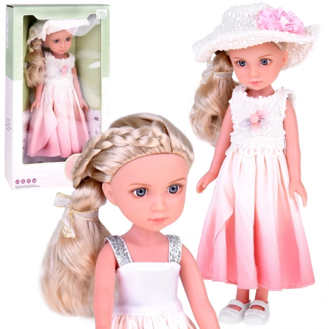 Poupée élégante et stylée avec chapeau et longs cheveux blonds