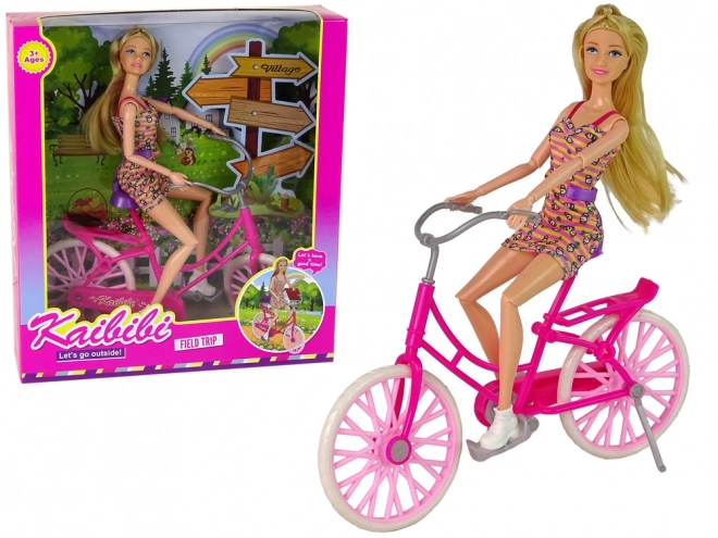 Poupée sur un vélo rose