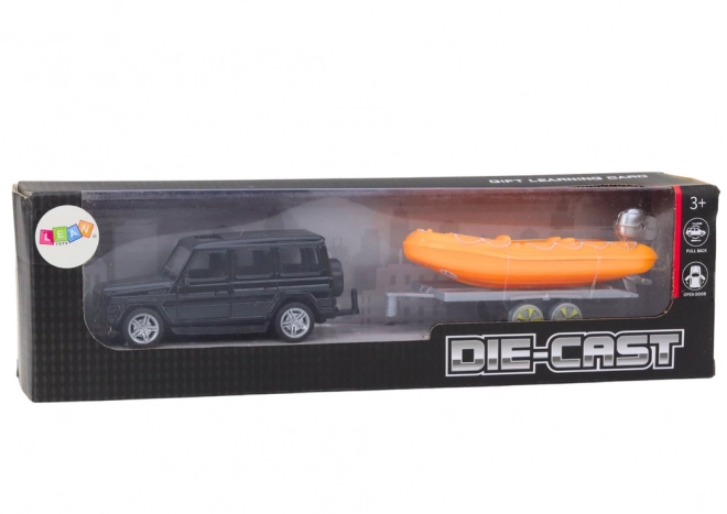 Véhicule tout-terrain noir avec remorque et bateau orange