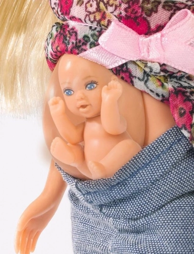 Ventre ouvrant et bébé à l’intérieur