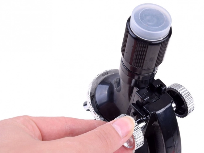 Microscope avec accessoires pour jeune scientifique