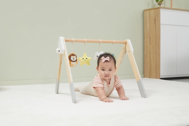 Portique en bois avec jouets