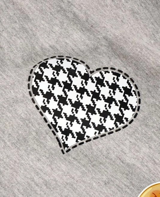 Petite feuille avec cœurs attachés