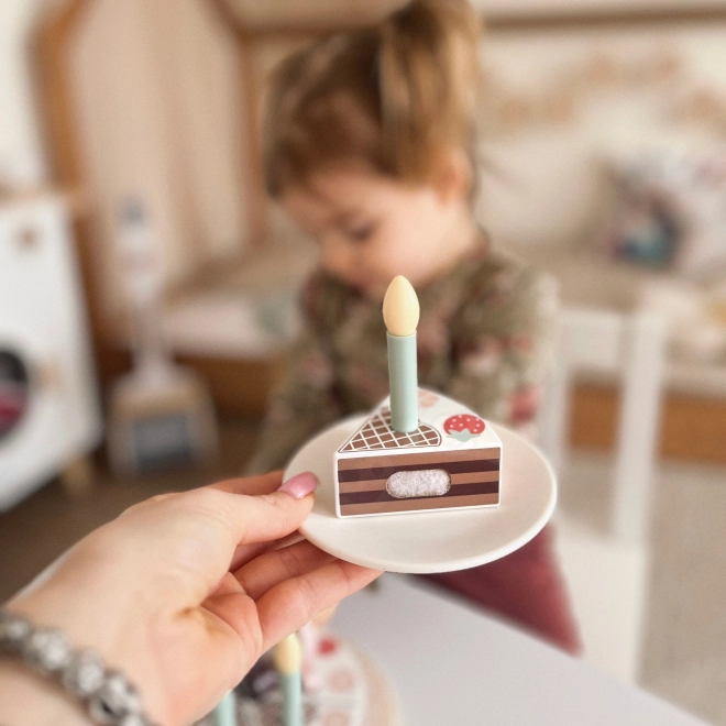 Gâteau d'anniversaire en bois avec des bougies