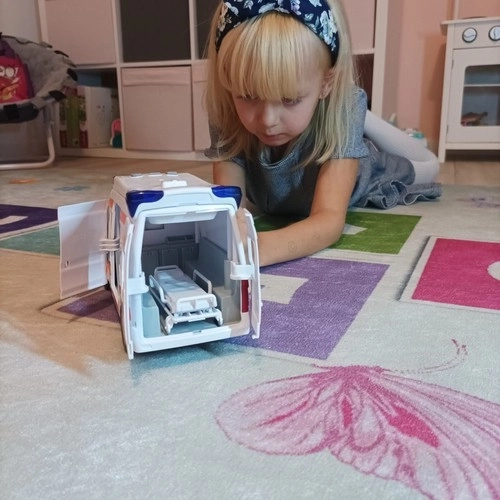 Ambulance pour enfants avec brancard et signaux lumineux