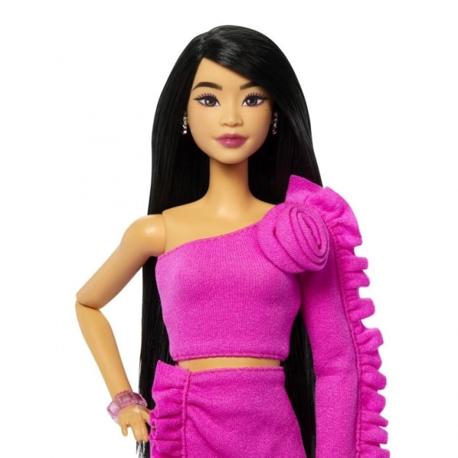Poupée Barbie modèle dans une robe avec des roses