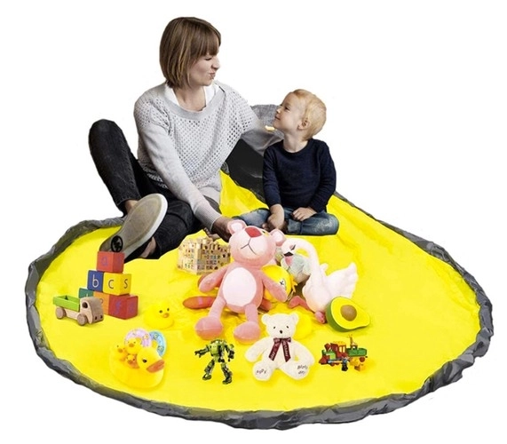 Panier à jouets gris avec tapis