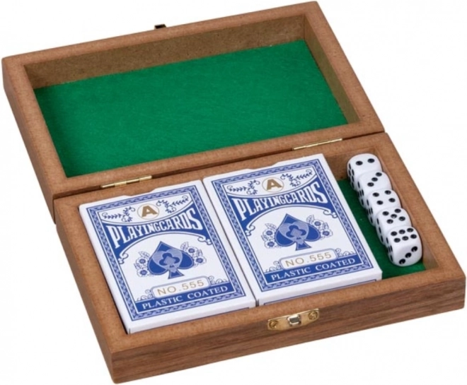 Cartes à jouer et dés dans une boîte en bois