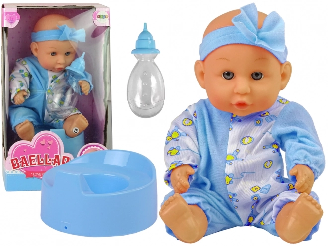 Poupée bébé sur le pot avec un nœud bleu