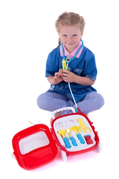 Ensemble de docteur avec stéthoscope dans une valise à roulettes