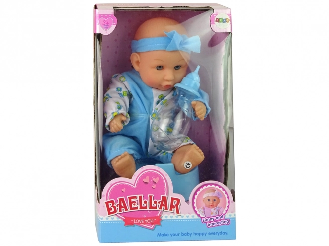 Poupée bébé sur le pot avec un nœud bleu