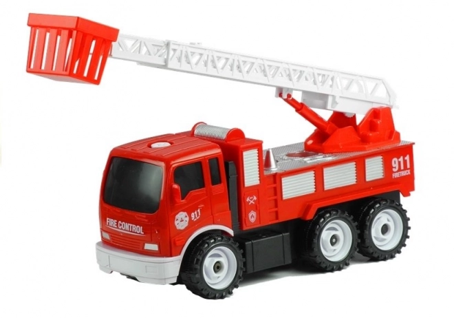 Camion de pompiers avec échelle et outils