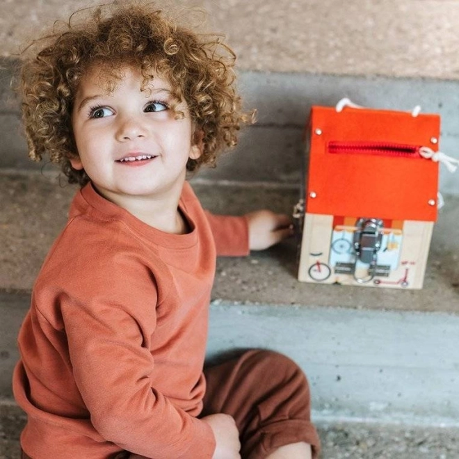 Lilliputiens – maison en bois avec verrous